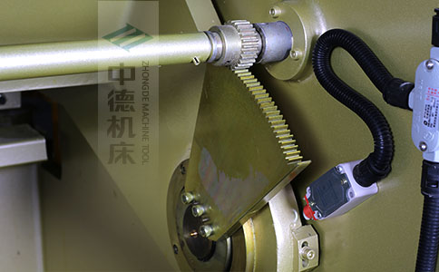 ZDS-450采用高精度刀片間隙調(diào)節(jié)齒輪，經(jīng)過淬火高硬度又耐磨，表面鍍鋅不生銹，長(zhǎng)年累月使用依然有很高的調(diào)節(jié)精度.jpg