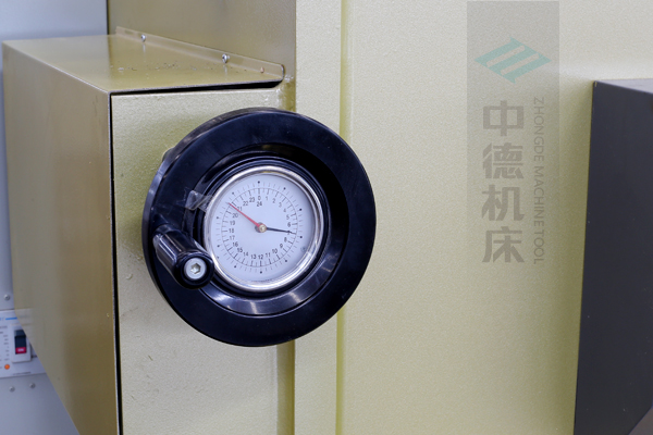 ZDG-640刀片間隙調(diào)節(jié)裝置，設(shè)置在機(jī)架前面，并有刻度顯示，調(diào)節(jié)方便.jpg