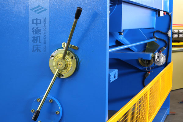 ZDSK-1632剪板機(jī)刀片間隙手動調(diào)節(jié)器，刻度清淅，調(diào)節(jié)省力又簡便.jpg