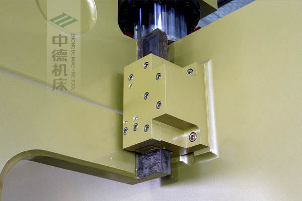 ZDP-16060加厚型滑塊導(dǎo)軌，強(qiáng)有力的保持滑塊間隙，有效減少工作時(shí)的抖動(dòng).jpg