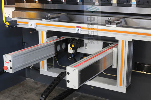 ZDPE8025-4+1軸全封套加強(qiáng)型鋁合金后檔料系統(tǒng)，內(nèi)有成套滾珠絲桿和直線導(dǎo)軌，精度高速度快噪音低.jpg
