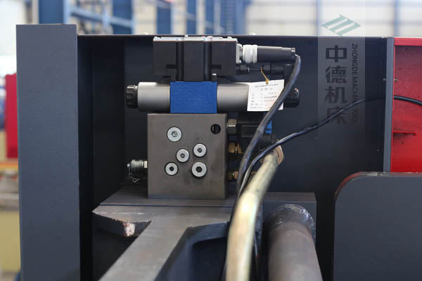 ZDPE8025采用進(jìn)口液壓系統(tǒng)，穩(wěn)定無故障，耐高溫高壓，持久工作精度高.jpg