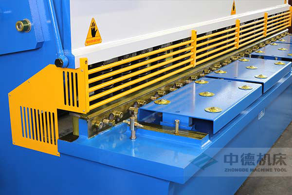 ZDS-432剪板機進料口，安全防護，進料無阻，又能直接觀看到燈光對線的剪切位置.jpg