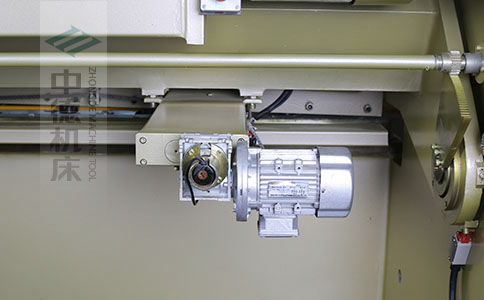 ZDS-1032剪板機(jī)后檔料結(jié)構(gòu)，平行度高，并采用國內(nèi)一流品牌軸承，耐磨抗壓壽命長.jpg