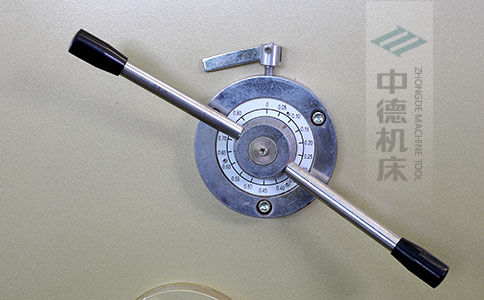 ZDS-640剪板機(jī)刀片間隙手動(dòng)調(diào)節(jié)器，刻度清淅，調(diào)節(jié)省力又簡(jiǎn)便.jpg
